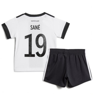 Tyskland Leroy Sane #19 babykläder Hemmatröja barn VM 2022 Korta ärmar (+ Korta byxor)